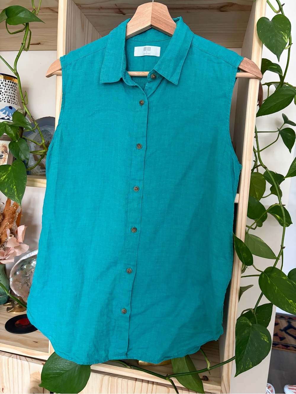 Uniqlo Linen Sleeveless Button-Up